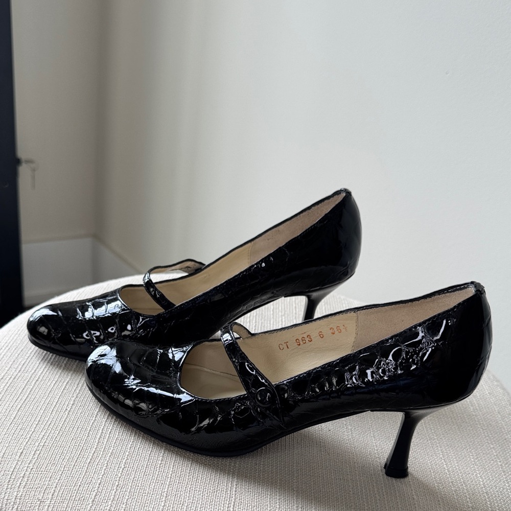 Chic Black Croc-Embossed Heels . Size 6.5. O169